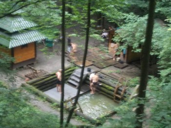 А искали этот источник)Но к нему мы не попали,хотелось кричать с высоты:Люди как от сюда выйти)))