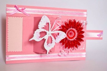 Открытка с секретом) потянешь за язычок справа, бабочка летит к цветку) внутри открывается бумажка с поздравлением. Оно появилось там после фотосессии)