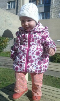 Еле сфотографировала, бегает - не поймаешь.