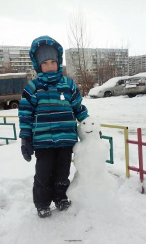 На заднем плане видно мой отчий дом, 9этажка которая левая. Вот так близко мы живем с моей мамой. А чуть дальше между этими 2 домами наш садик, а за ним школа.