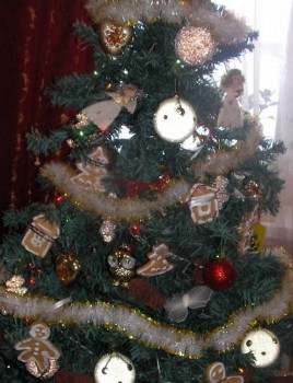 Пока повесили печенюшки на елочку.