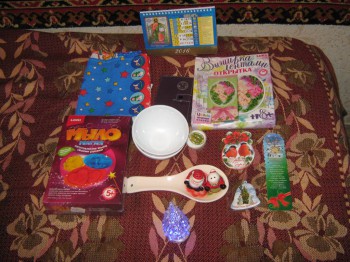 Танечкин подарок:<br />2 салатника с милыми цветами, подставка под ложку на кухню, дед мороз(солонка) с мадам мороз (перечница-старой назвать рука не поднимается, такая добрая-добрая),полотенце новогодней тематики, ежедневник, календарь,  закладка, открытка, ладан, магнит на холодильник и два набора (мыльный и вышивальный)Маленький штрудель до съемки не дожил, но мне маленький кусочек достался-очень вкусный насыщенный вкус. Спасибо Танюша!!!!