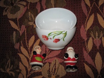 Это на первом фото салатники и деда с бабой плохо видны.