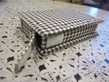 Для того, чтобы достать денежку внизу копилки сделала отверстие, которое закрывается на липучку