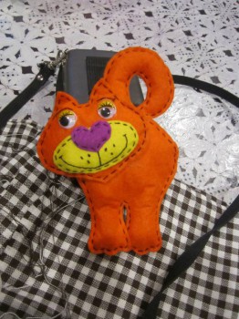 Сшила вот такую простую игрушку из фетра